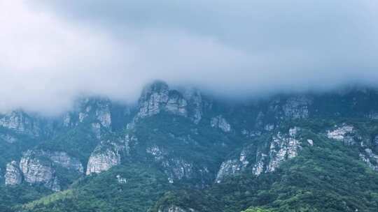 庐山风景区云雾中的五老峰特写延时