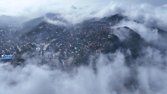 航拍云海中江西庐山全景