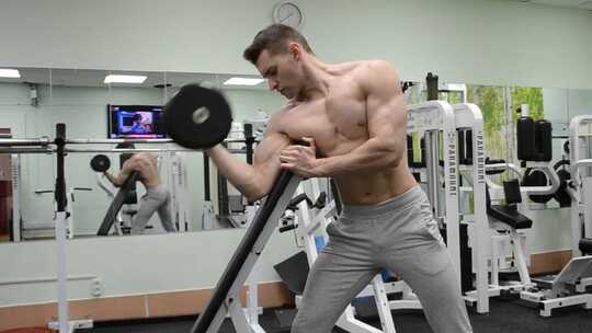 外国男士在健身房用哑铃锻炼手臂肌肉视频素材模板下载