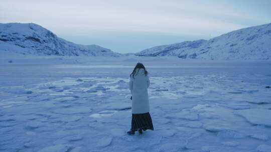 站在破碎冰川上眺望远方的女人视频素材模板下载