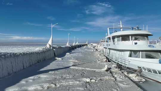 青海海南青海湖蓝天冰雪船航拍视频