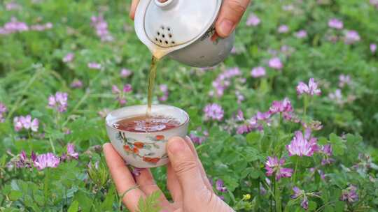 户外手斟茶水场景