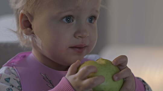 小女孩吃苹果零食视频素材模板下载
