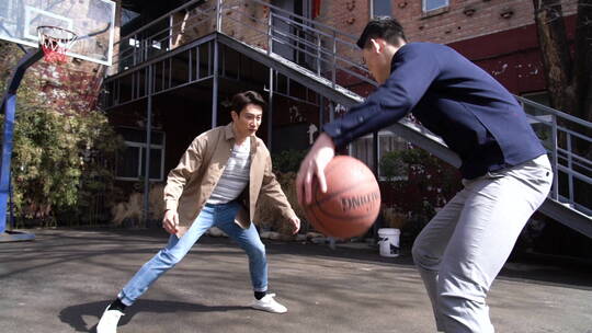 快乐的公司职员在篮球场打篮球视频素材模板下载