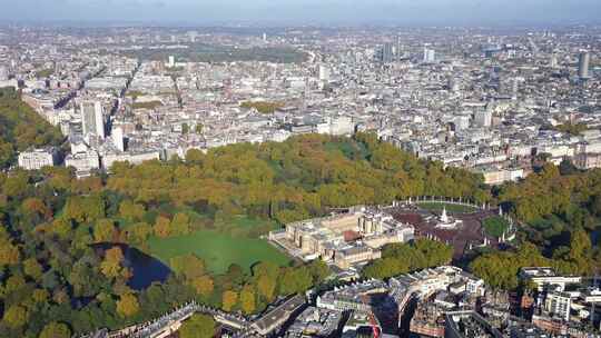鸟瞰白金汉宫及其花园，穿过维多利亚和圣詹姆斯公园，英国伦敦。