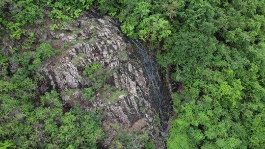 广东东莞：水从山岩上流淌形成细小瀑布