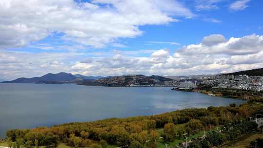 云南大理洱海边海东城市建筑和蓝天白云延时