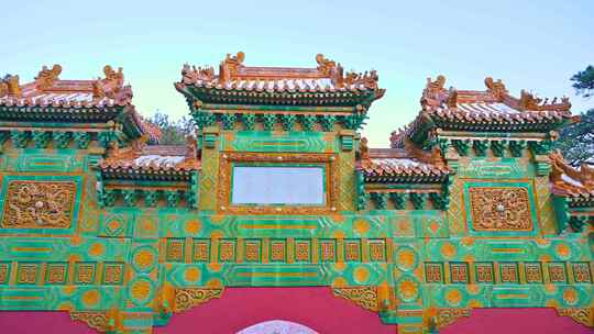 冬季雪后中国古建筑琉璃瓦牌坊