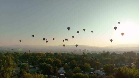 热气球漂浮在美国城镇上空，奔向目的地。