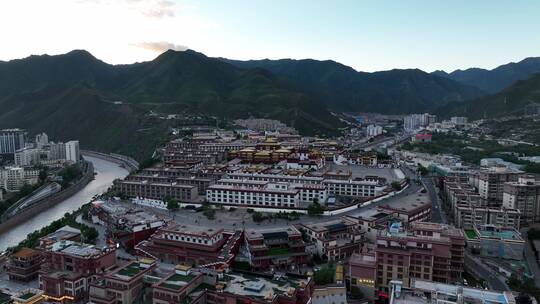 昌都市夜景强巴林寺