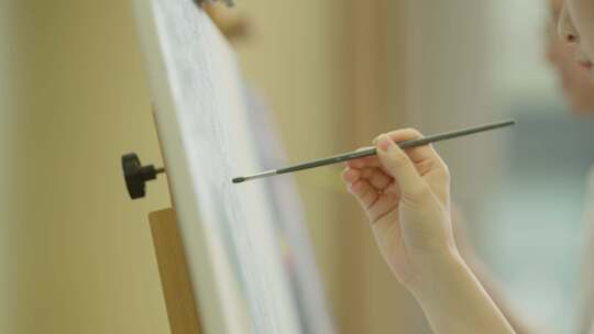一位女生用水彩笔绘画视频素材模板下载