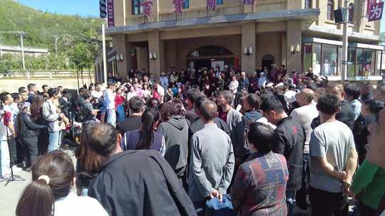 人群聚集在建筑物前围观