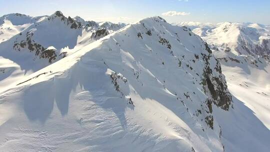 覆盖着白雪的陡峭的山峰