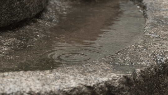 下雨水滴古镇石磨盘升格慢镜头