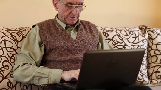 老人用笔记本电脑打短信