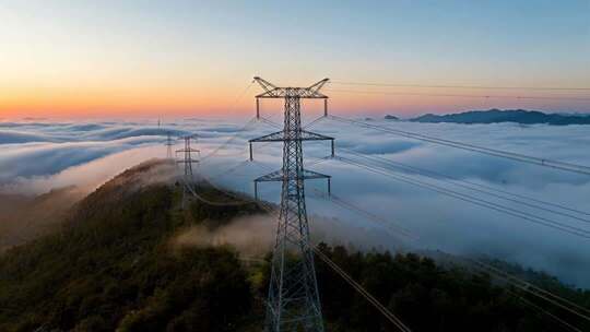 晨曦云海中的高压电塔电力铁塔风光