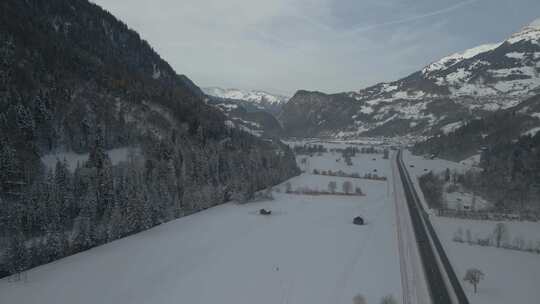 航拍雪后的森林雪山道路