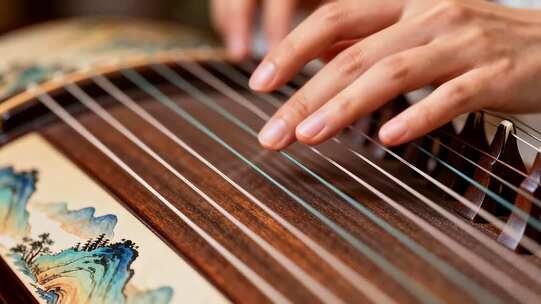 手部弹奏中式弦乐器特写