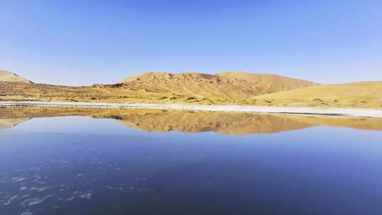 巴丹吉林沙漠沙丘倒影 丹巴湖