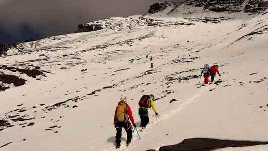 攀登岷山山脉主峰雪宝顶雪山的登山队