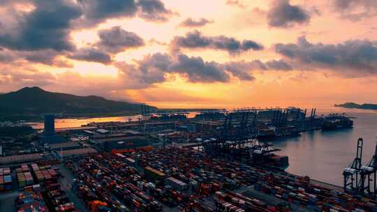 深圳盐田港货轮靠岸船舶停靠装货日出视频素材模板下载