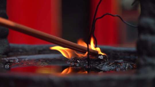 广仁寺香客上香祈福经幡寺庙环境特写