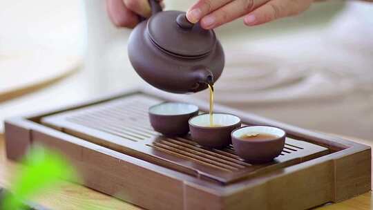 泡茶倒茶