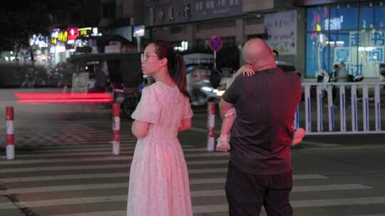 夏夜街道，市井生活：红绿灯等候的亲子瞬间