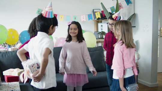 女孩庆祝她的生日