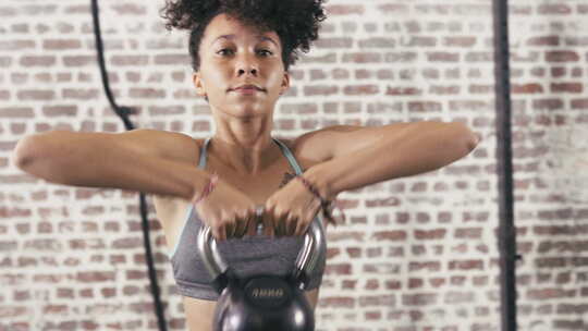 女性、壶铃和深蹲运动在健身房进行健康健身