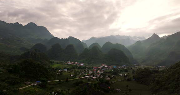 越南河江河套龙河村戏剧性的天空。背景中的