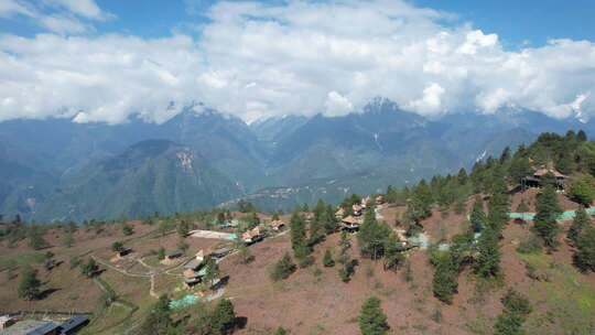 阿鲁腊卡山间村落与远处雪山全景