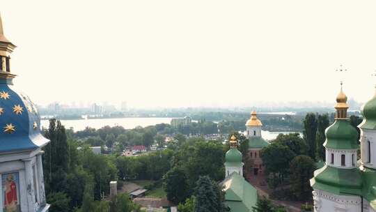 从植物园俯瞰基辅城市天际线和教堂全景