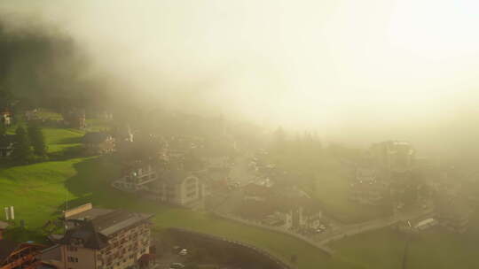 迷雾笼罩的阿尔卑斯山老式建筑小镇