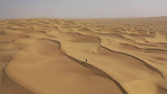 一个人在沙漠中行走
