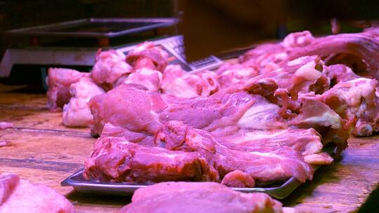 4K升格实拍菜市场猪肉摊上的生猪肉视频素材模板下载