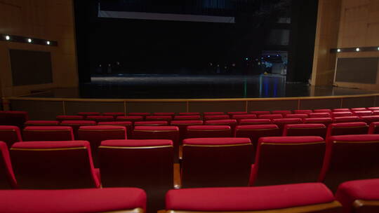在观众席横移拍摄剧院舞台空镜视频素材模板下载