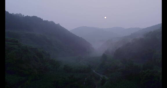旅游景区 夏丹河圆月 山谷 中雾 移  航拍