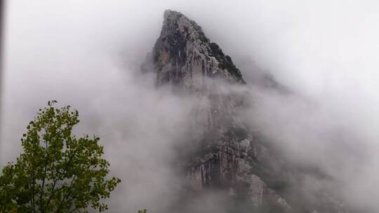 山峰山巅云雾流动