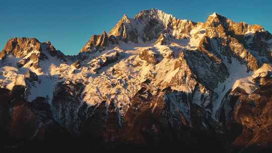 日出玉龙雪山-日照金山