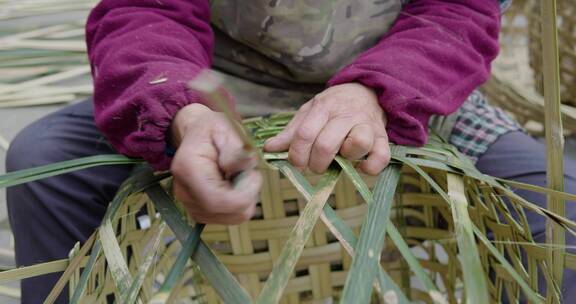 四川农村老人用竹条编制背篓传统手艺人