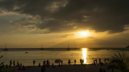 普吉岛海滩的金色落日景观