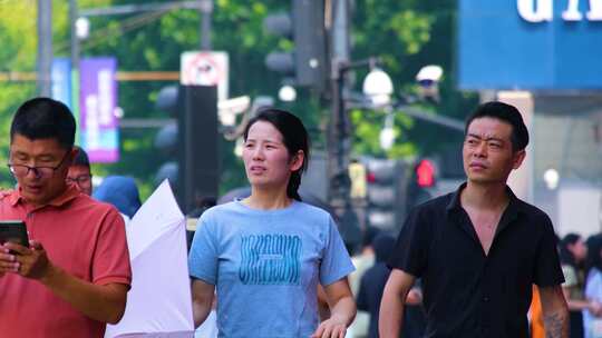 城市夏天暑假酷暑高温炎热街道人群人流街景视频素材模板下载