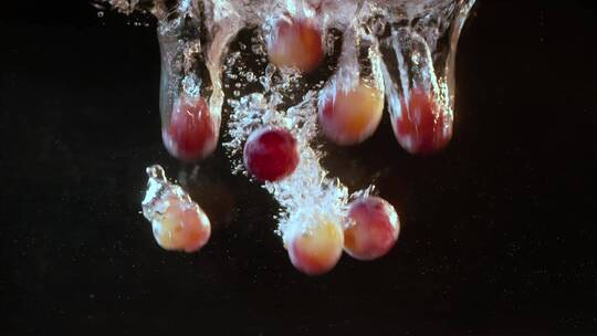 葡萄落水视频慢镜头葡萄飞起落入水中气泡