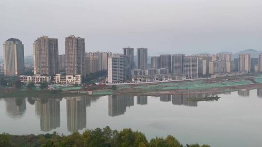 城市沿河建筑工地施工楼盘滨河公园