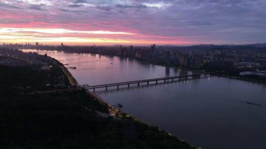 杭州钱塘江大桥火车朝霞日出