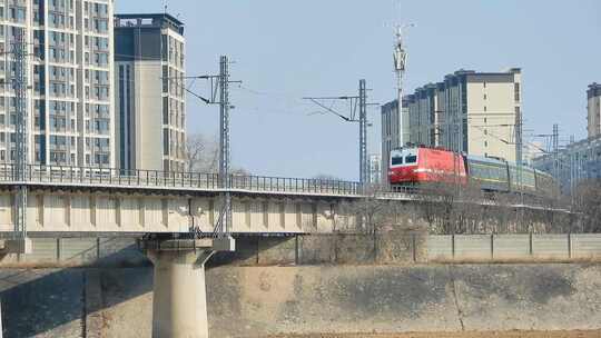 冬日里火车穿过高架桥场景