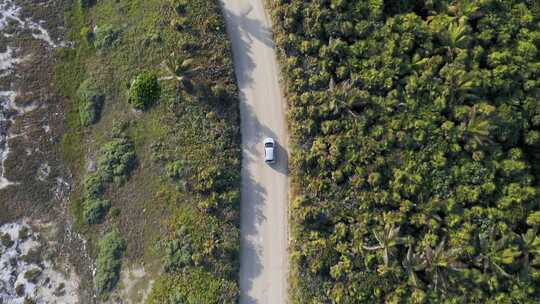 道路上汽车的无人机镜头