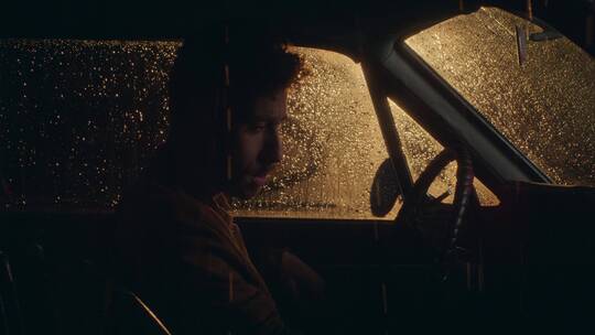 下雨天坐在汽车里劳累的男人