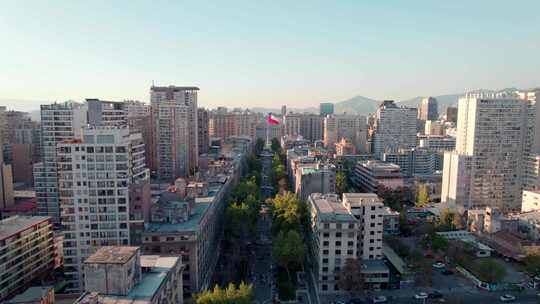 圣地亚哥市中心帕索布尔内斯绿树成荫的道路，桑特的背景是拉莫内达宫